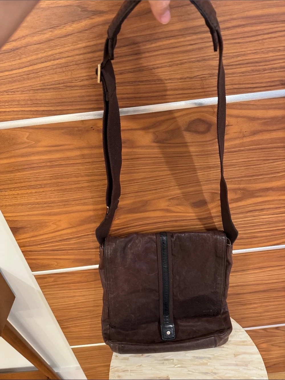 Lodis men messenger